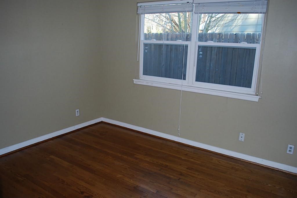 6611 Housman Houston, TX 77055 - Photo 10 of 17 Middle bedroom