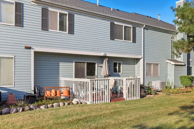 $270,000 | 93 Berkshire Court, Gurnee, IL 60031