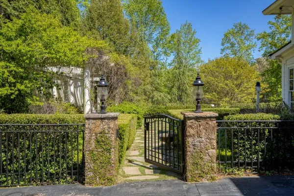 $3,000,000 | 1095 Stonegate Court, Roswell, GA 30075
