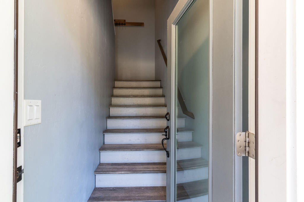 2408 Stringer Gap Road Grants Pass, OR 97527 - Photo 24 of 40 26 - Inside stairwell