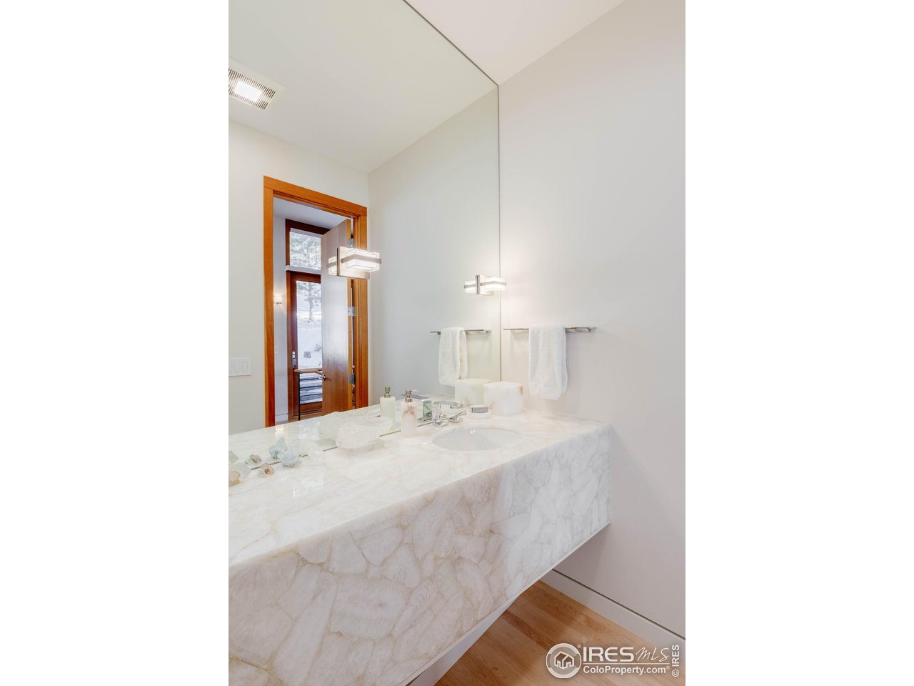 835 Circle Drive Boulder, CO 80302 - Photo 19 of 35 Main Floor Powder room