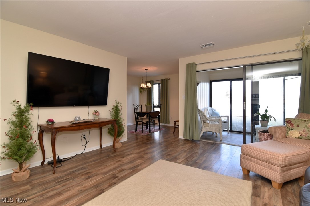 1105 Canyon View Road, Unit 602 Northfield, OH 44067 - Photo 13 of 31 Living rooom