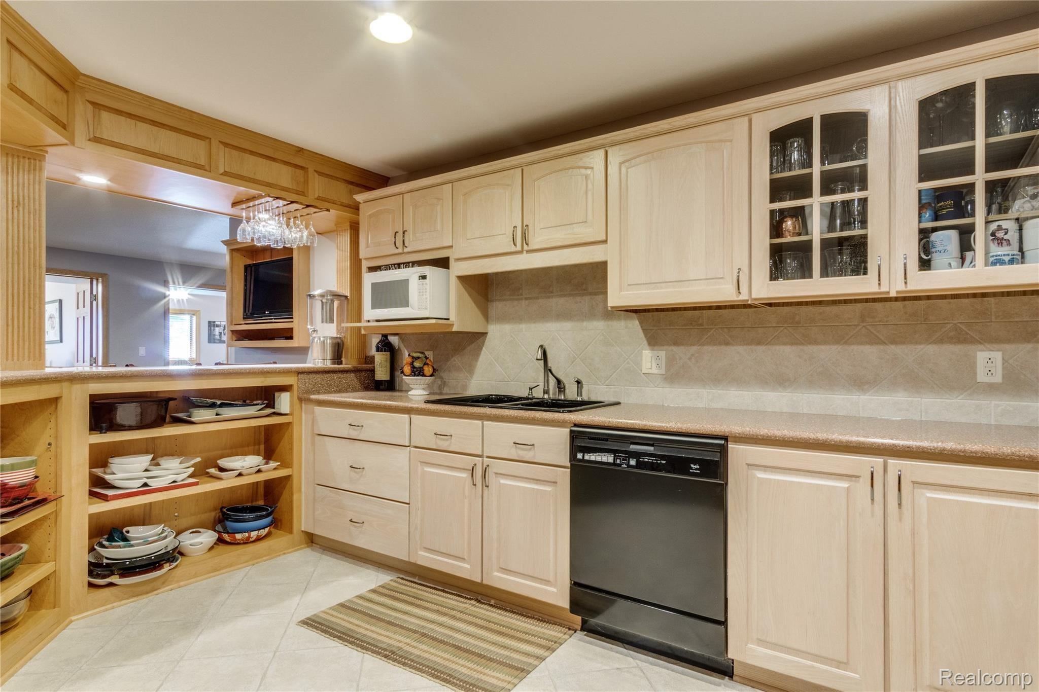 2013 East Baldwin Road Grand Blanc, MI 48439 - Photo 34 of 56 Interiors (59 of 64).jpg