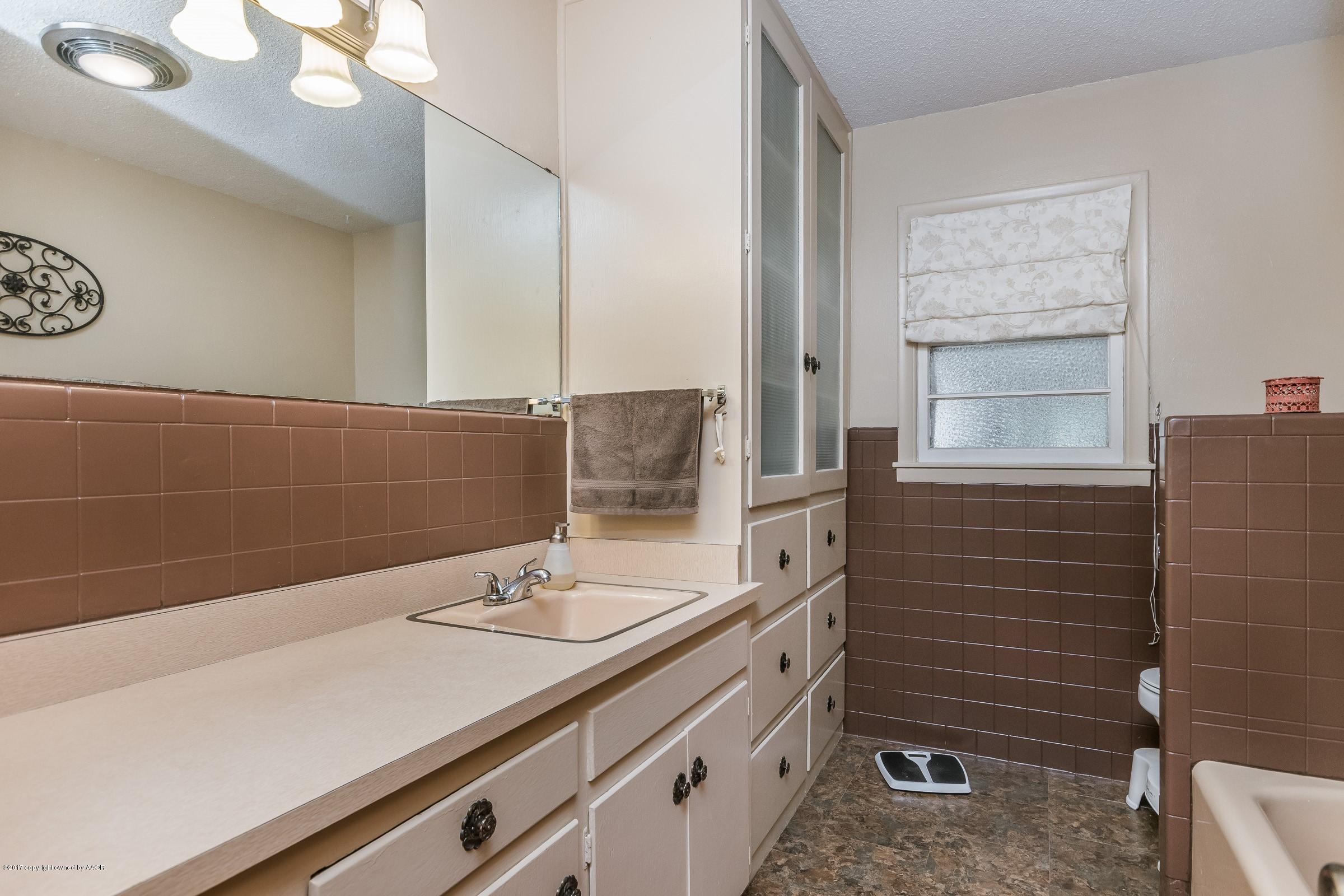 700 Rietman Street Amarillo, TX 79108 - Photo 13 of 25 013_Hall Bathroom_