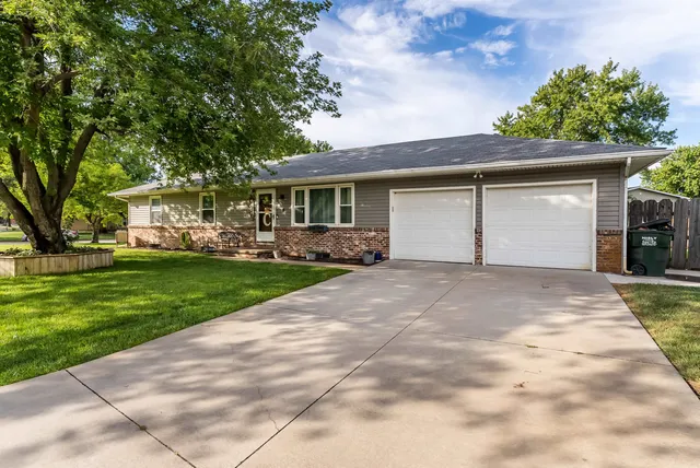 $189,900 | 6 Adams Place, Halstead, KS 67056