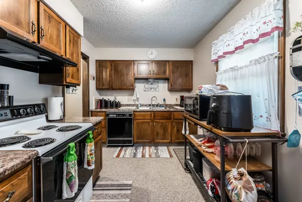 $189,900 | 6 Adams Place, Halstead, KS 67056