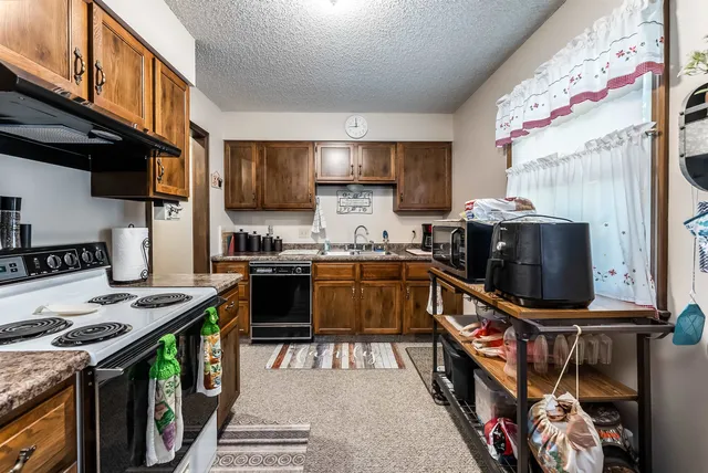 $189,900 | 6 Adams Place, Halstead, KS 67056