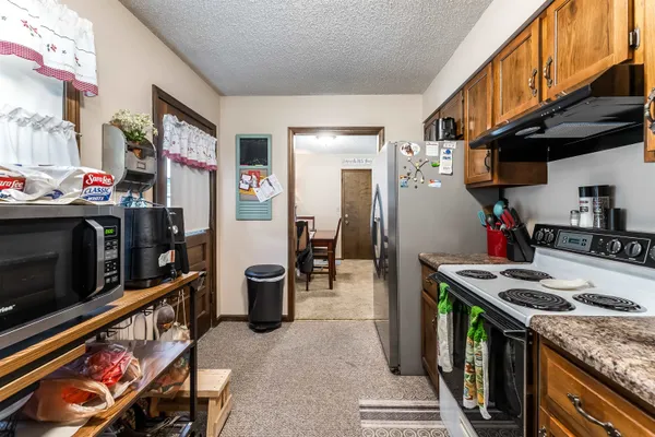 $189,900 | 6 Adams Place, Halstead, KS 67056