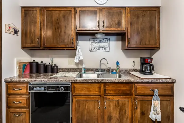 $189,900 | 6 Adams Place, Halstead, KS 67056