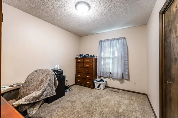 $189,900 | 6 Adams Place, Halstead, KS 67056