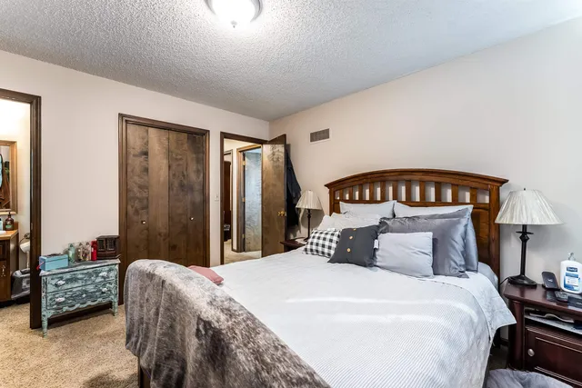 $189,900 | 6 Adams Place, Halstead, KS 67056