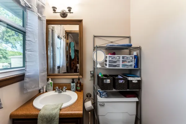 $189,900 | 6 Adams Place, Halstead, KS 67056