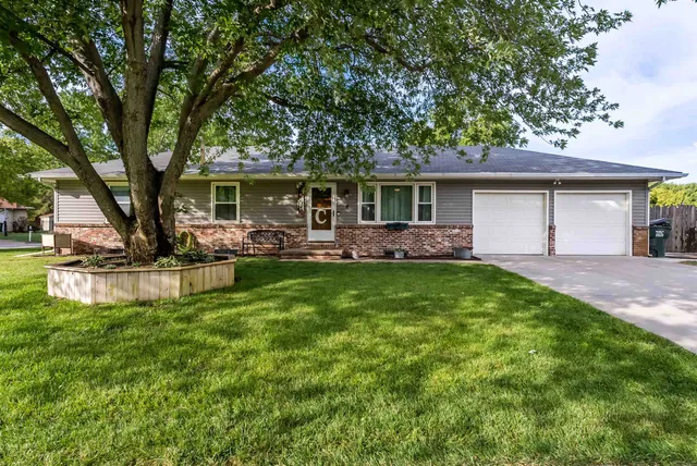 $189,900 | 6 Adams Place, Halstead, KS 67056