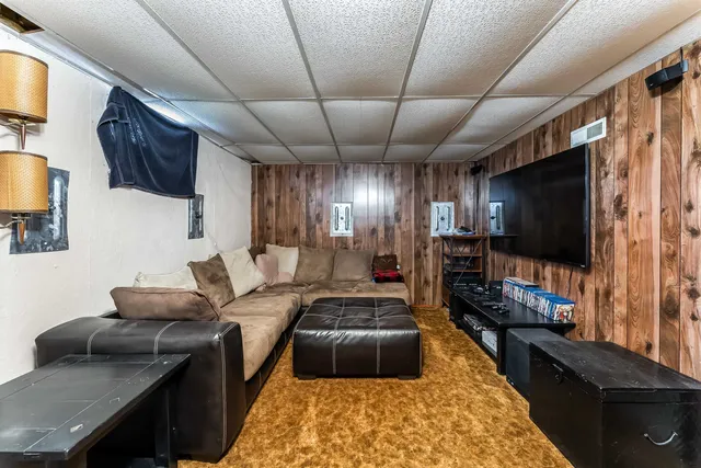 $189,900 | 6 Adams Place, Halstead, KS 67056