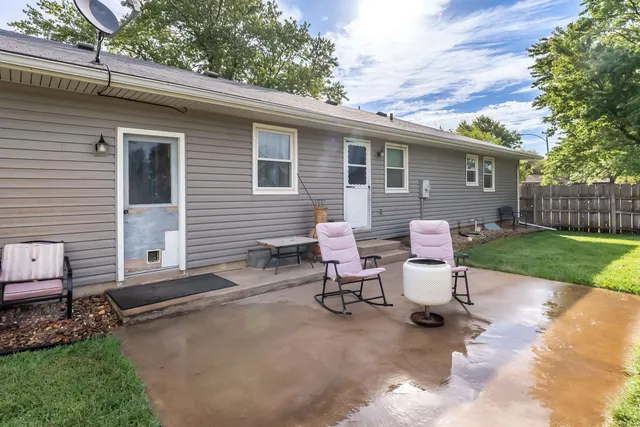 $189,900 | 6 Adams Place, Halstead, KS 67056