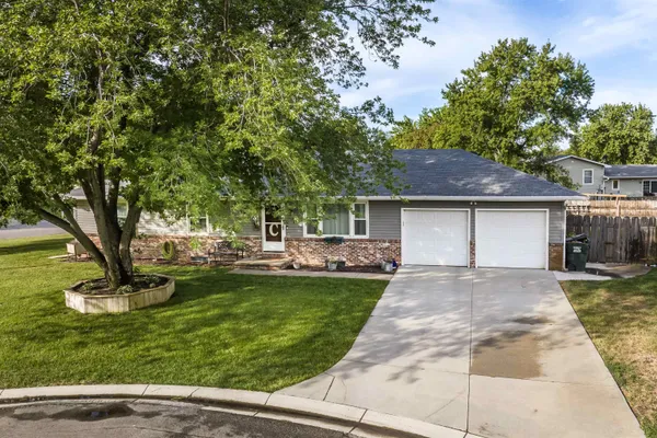 $189,900 | 6 Adams Place, Halstead, KS 67056