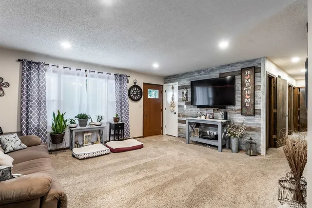 $189,900 | 6 Adams Place, Halstead, KS 67056