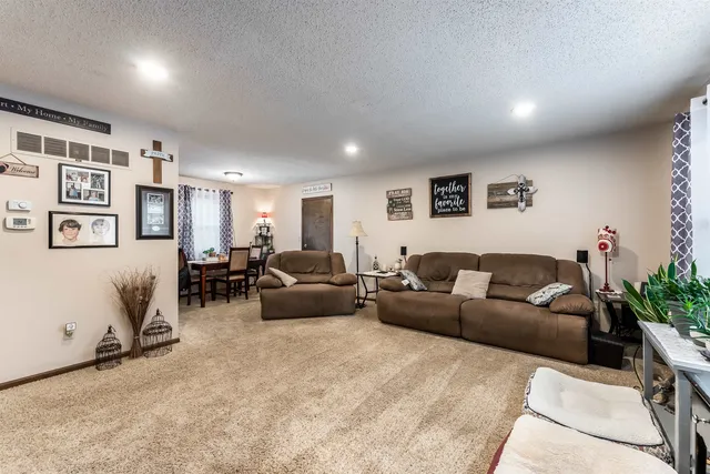 $189,900 | 6 Adams Place, Halstead, KS 67056