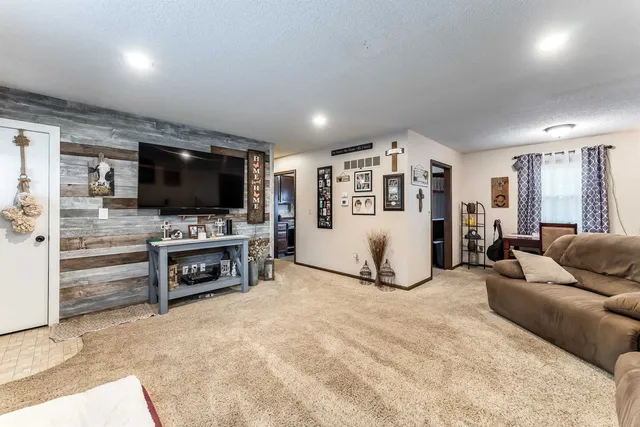 $189,900 | 6 Adams Place, Halstead, KS 67056