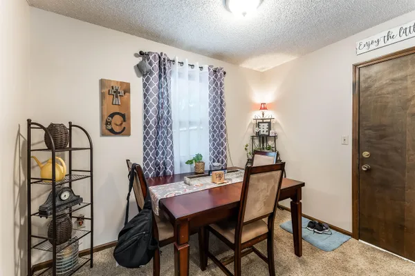 $189,900 | 6 Adams Place, Halstead, KS 67056