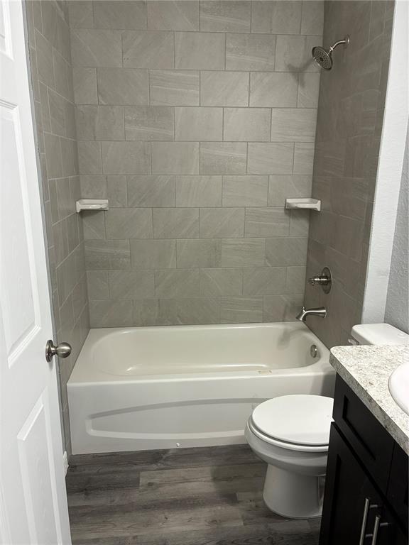 13033 Southwest 82nd Ave Road Ocala, FL 34473 - Photo 20 of 27 a bathroom with a granite countertop toilet and a bath tub