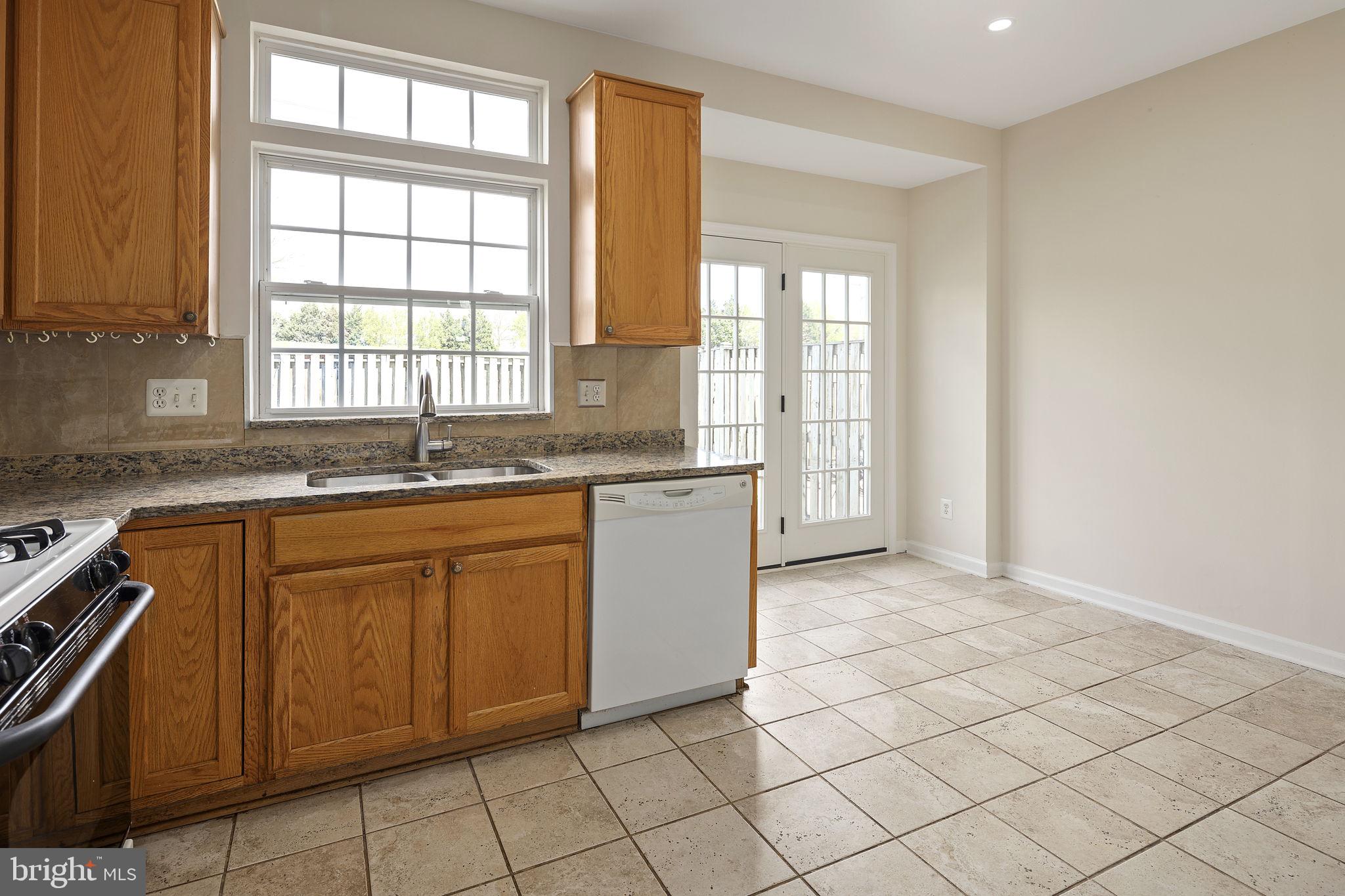 6741 Stone Maple Terrace Centreville, VA 20121 - Photo 9 of 35 Granite Counters & 42" Cabinets