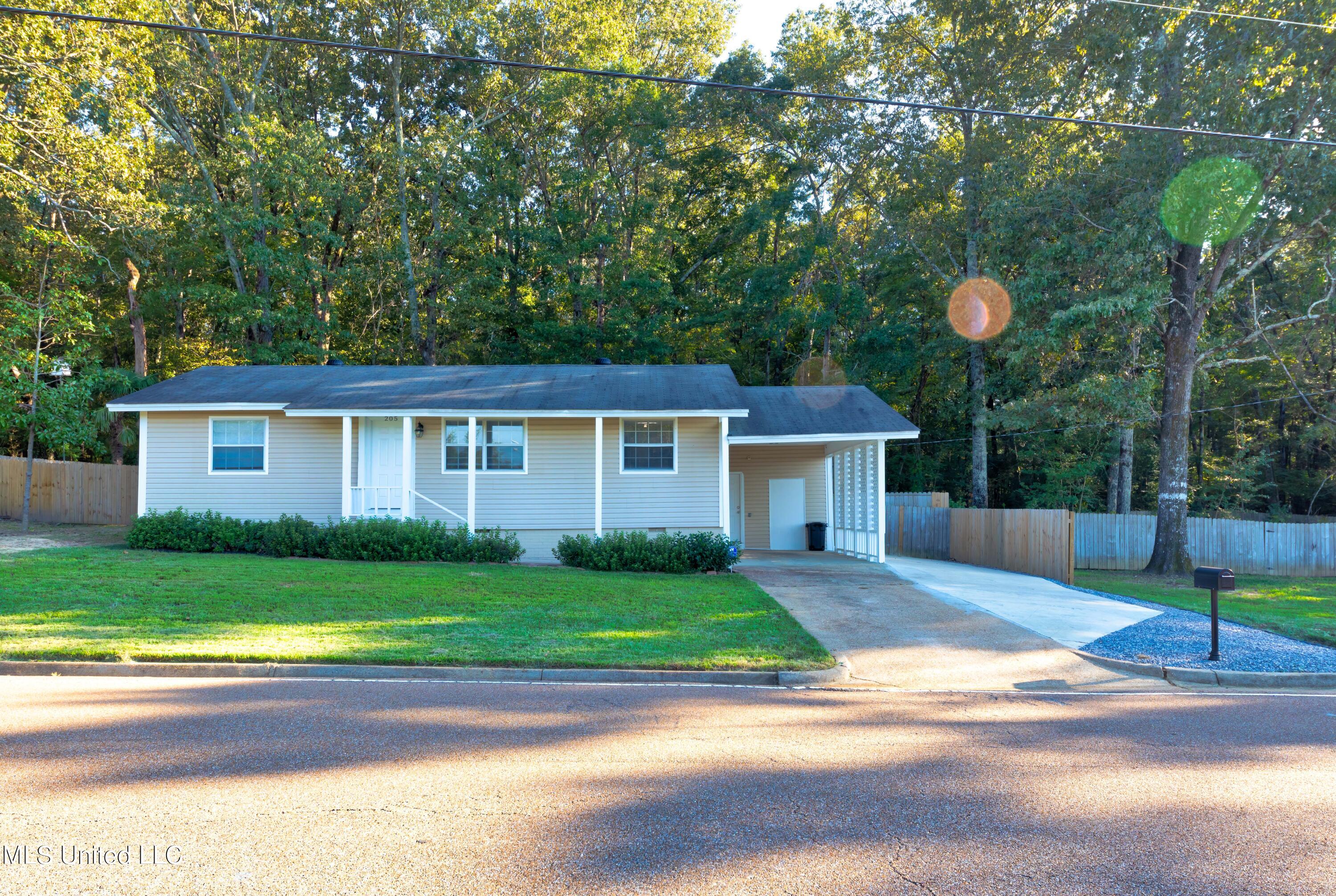 205 East Jackson Street Ridgeland, MS 39157 - Photo 1 of 20 front view