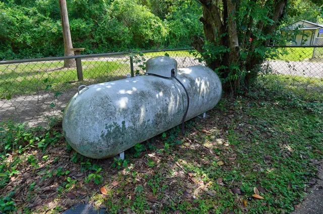 a view of a backyard