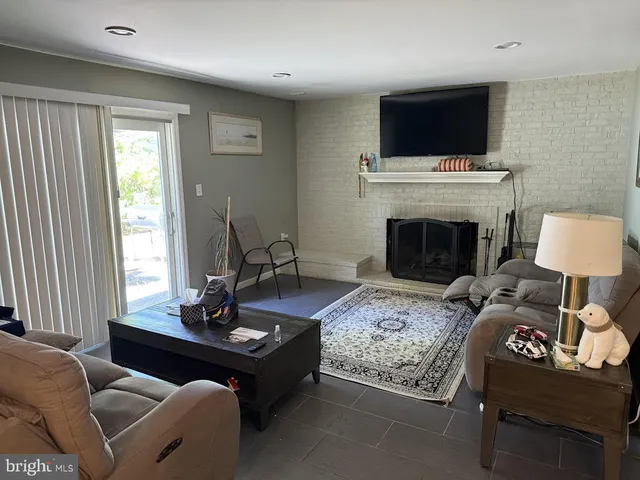 $3,900 | 220 Summit Hall Road, Gaithersburg, MD 20877