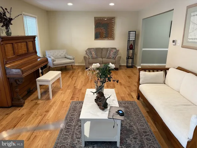 $3,900 | 220 Summit Hall Road, Gaithersburg, MD 20877