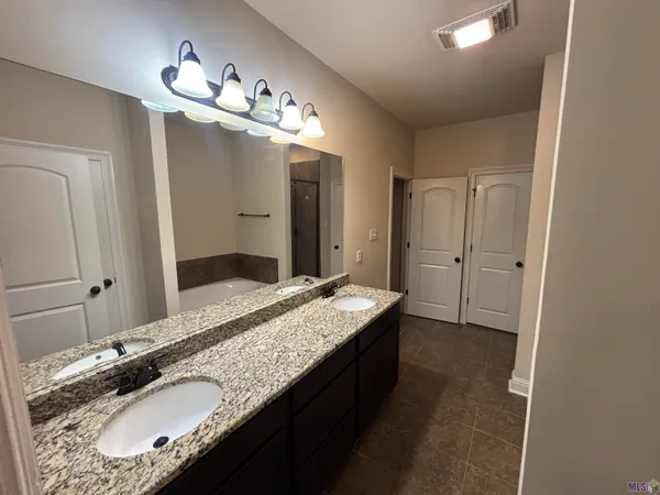 $1,900 | 25406 Lake Providence Drive, Denham Springs, LA 70726