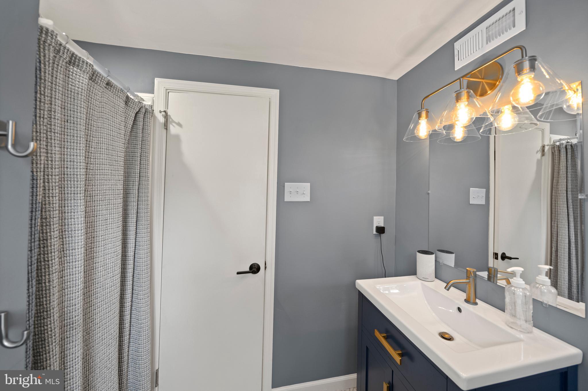800 North Wayne Avenue Wayne, PA 19087 - Photo 32 of 45 Upper Level Hall Bath