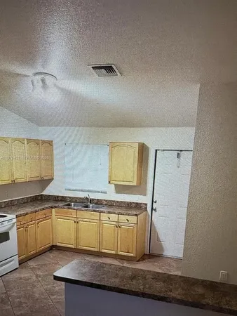 $1,999 | 6575 Southwest 49th Court, Unit D, Davie, FL 33314