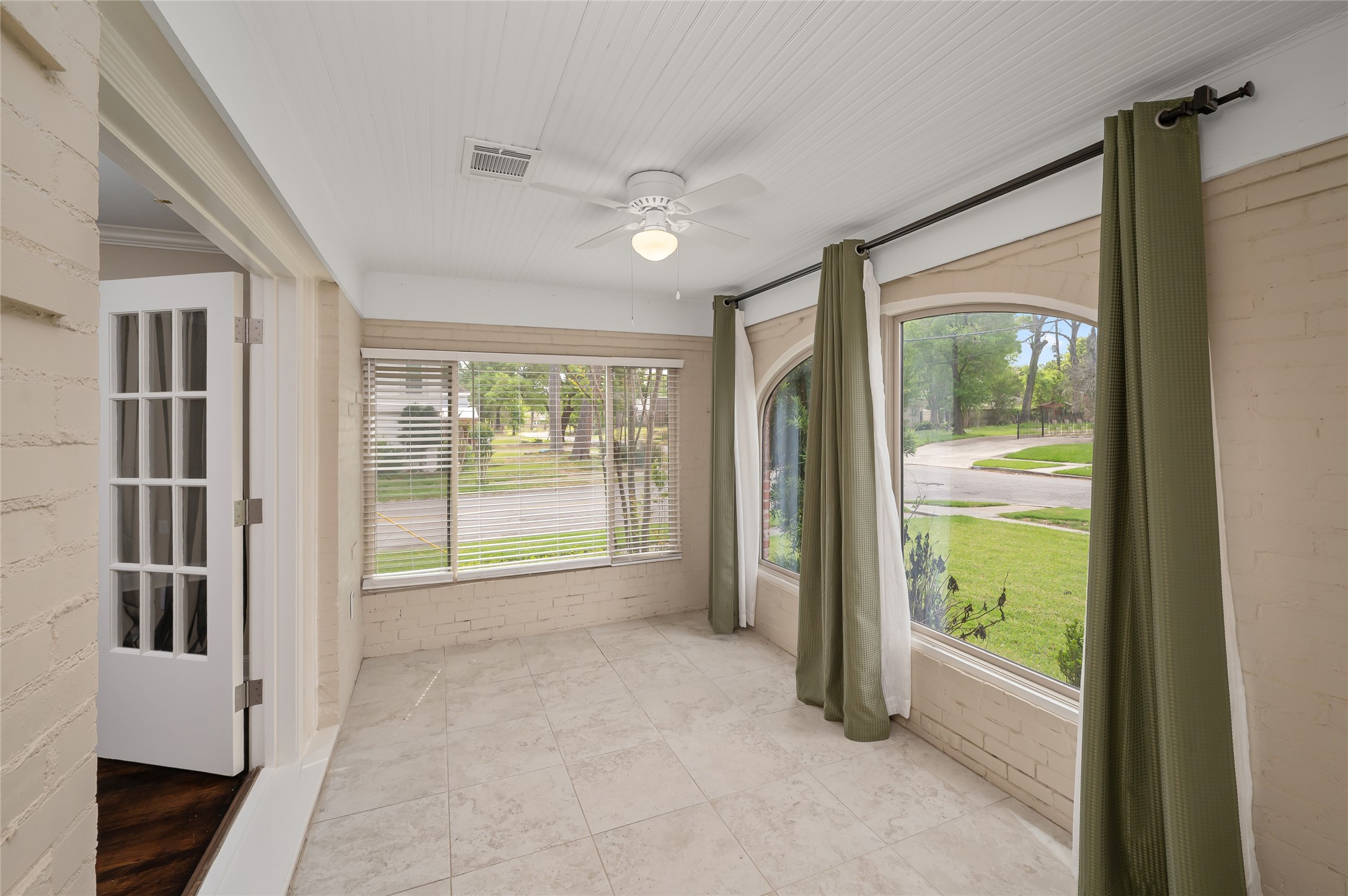 6673 Sylvan Road Houston, TX 77023 - Photo 14 of 39 a view of an entryway