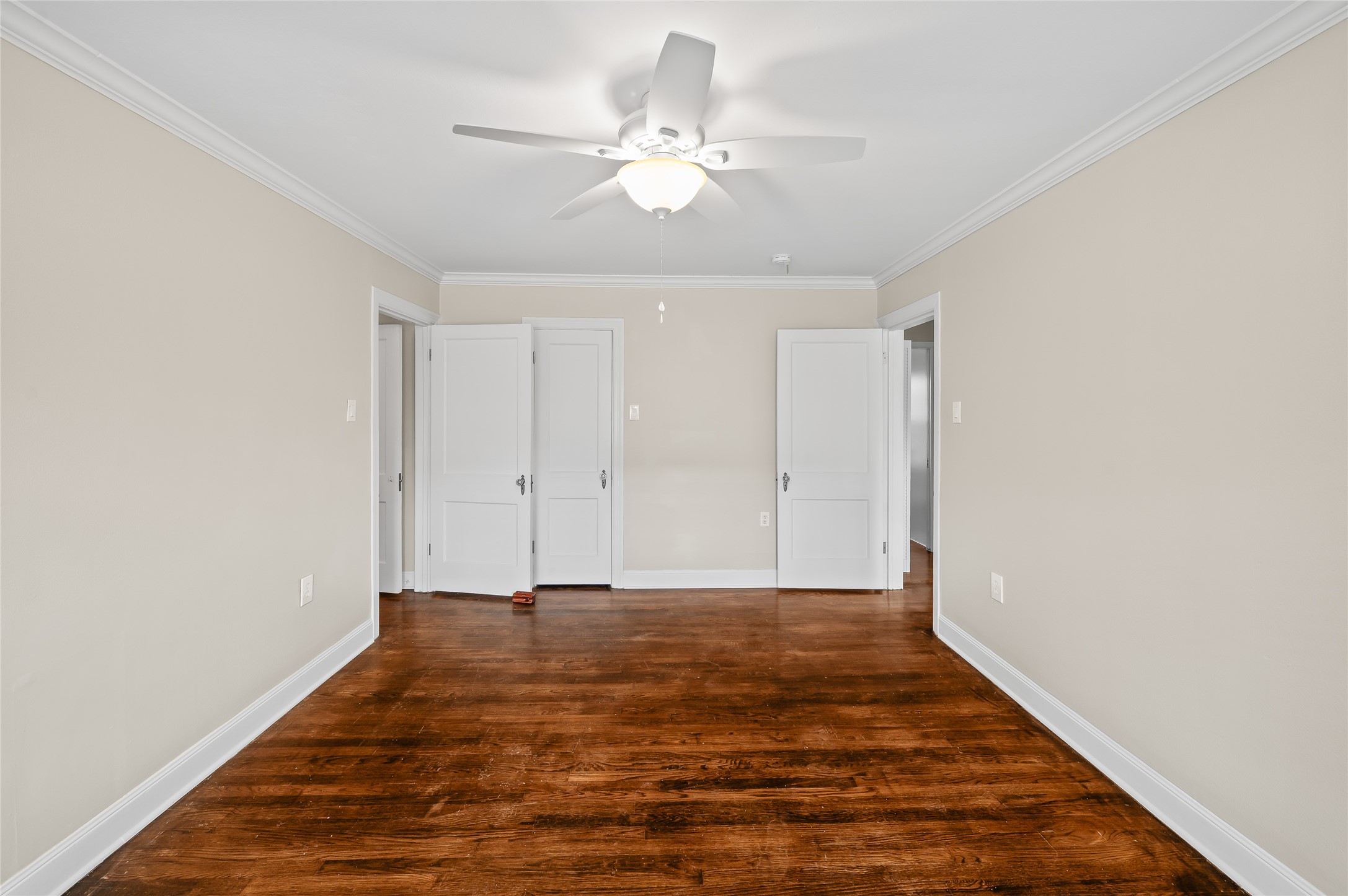 6673 Sylvan Road Houston, TX 77023 - Photo 16 of 39 a view of an empty room with wooden floor