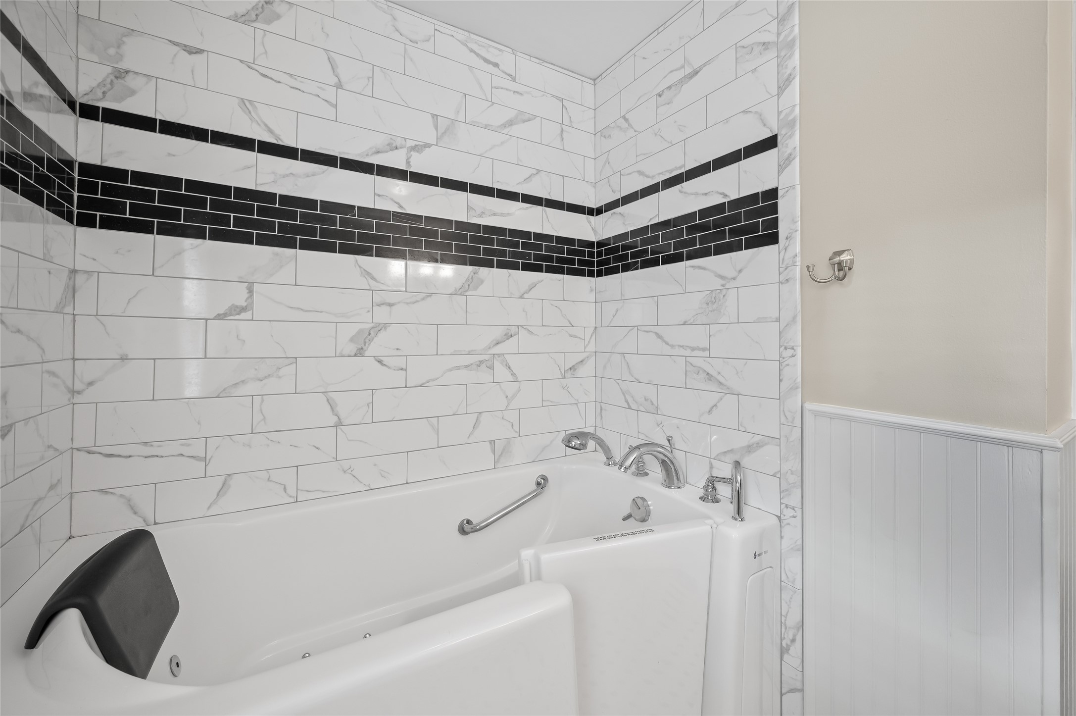 6673 Sylvan Road Houston, TX 77023 - Photo 18 of 39 a bathroom with a bathtub and shower