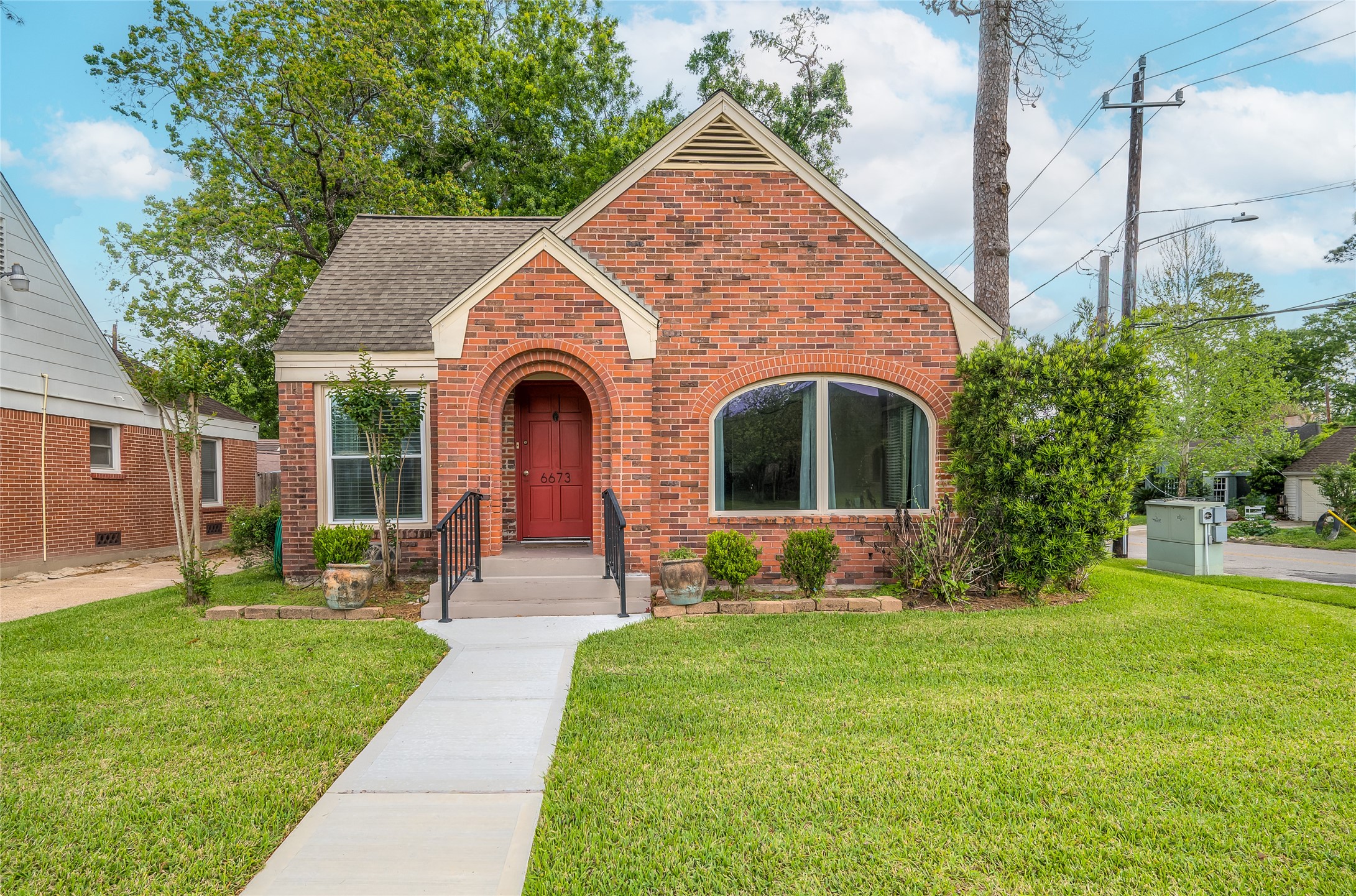 6673 Sylvan Road Houston, TX 77023 - Photo 2 of 39 a front view of a house with garden