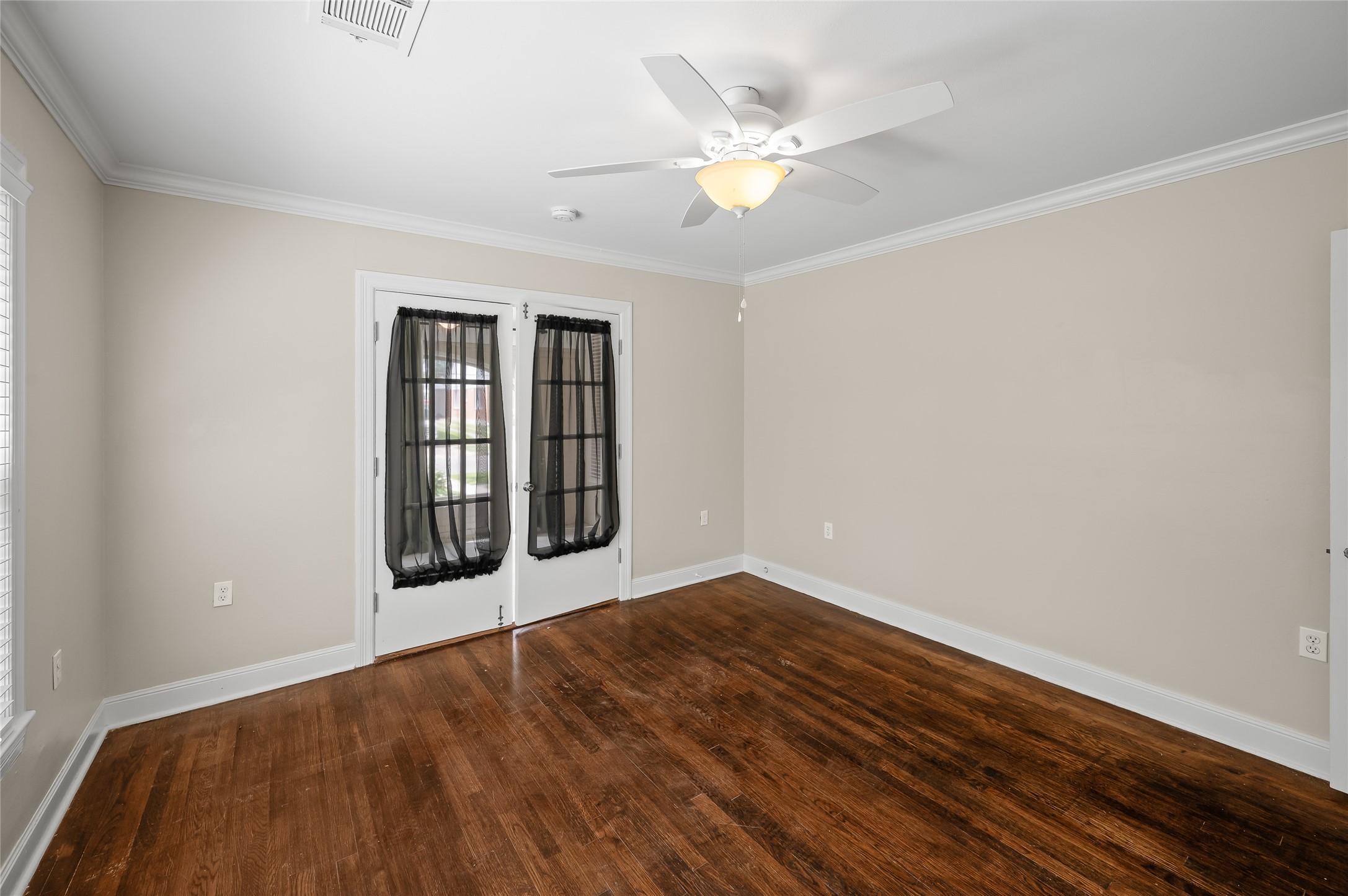 6673 Sylvan Road Houston, TX 77023 - Photo 21 of 39 wooden floor in an empty room with a window