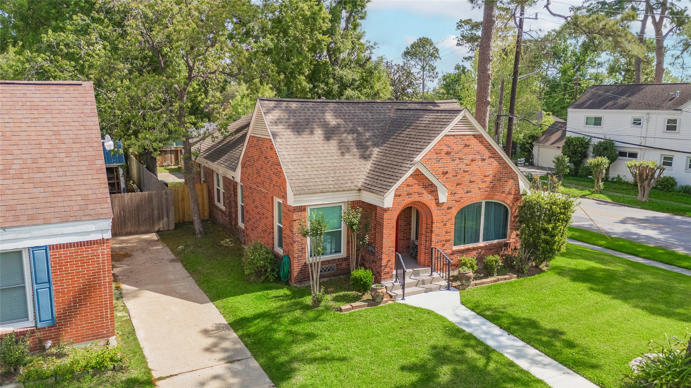 6673 Sylvan Road Houston, TX 77023 - Photo 28 of 39 a view of a back yard of the house