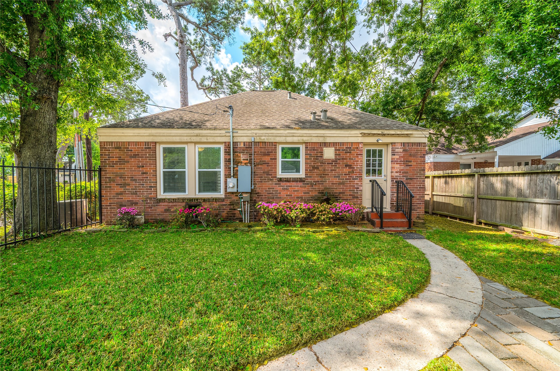 6673 Sylvan Road Houston, TX 77023 - Photo 30 of 39 a front view of house with yard and green space