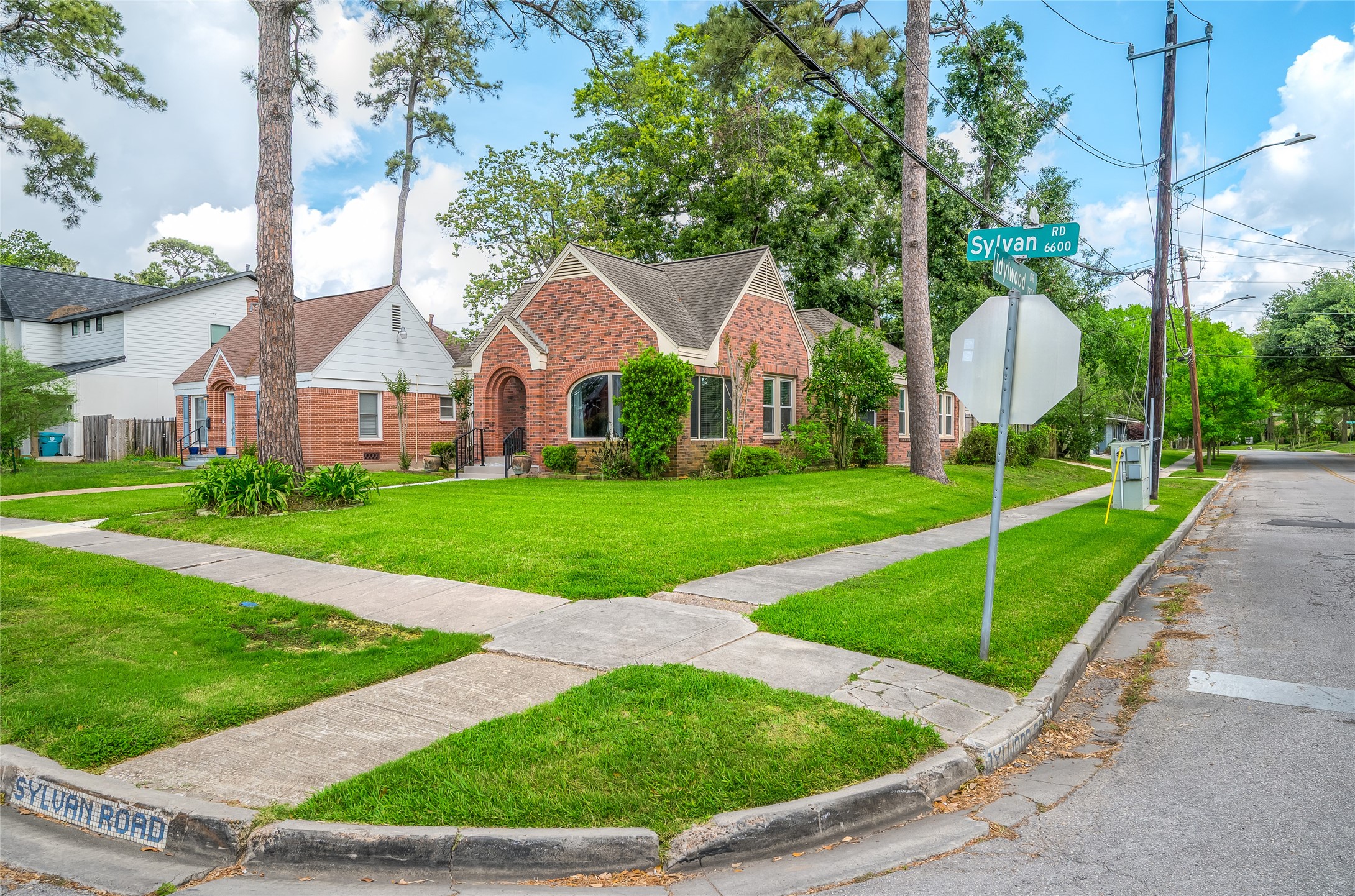 6673 Sylvan Road Houston, TX 77023 - Photo 37 of 39 a view of yard with swimming pool and green space