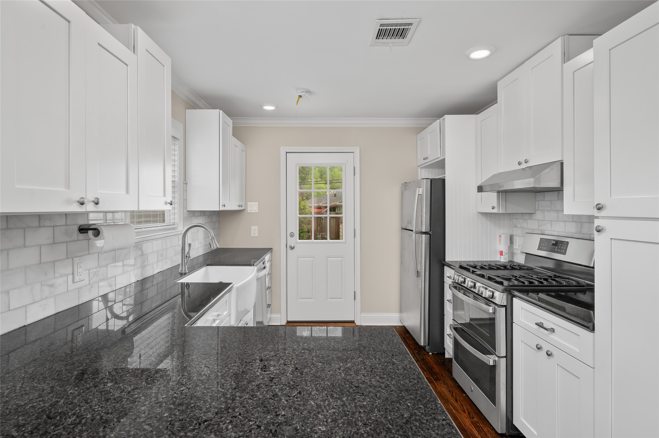 6673 Sylvan Road Houston, TX 77023 - Photo 8 of 39 a kitchen with granite countertop a sink stove and refrigerator