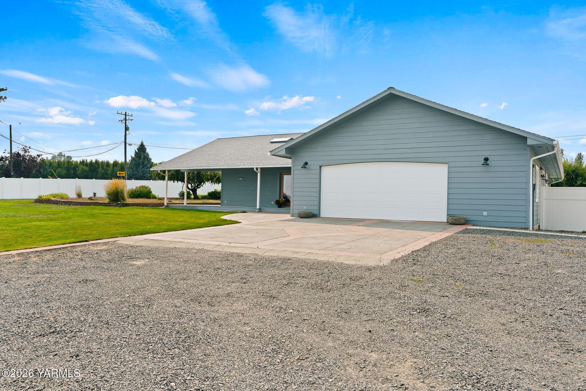 575 Parish Road Selah, WA 98942 - Photo 35 of 36 05_Exterior_Attached 2 car garage