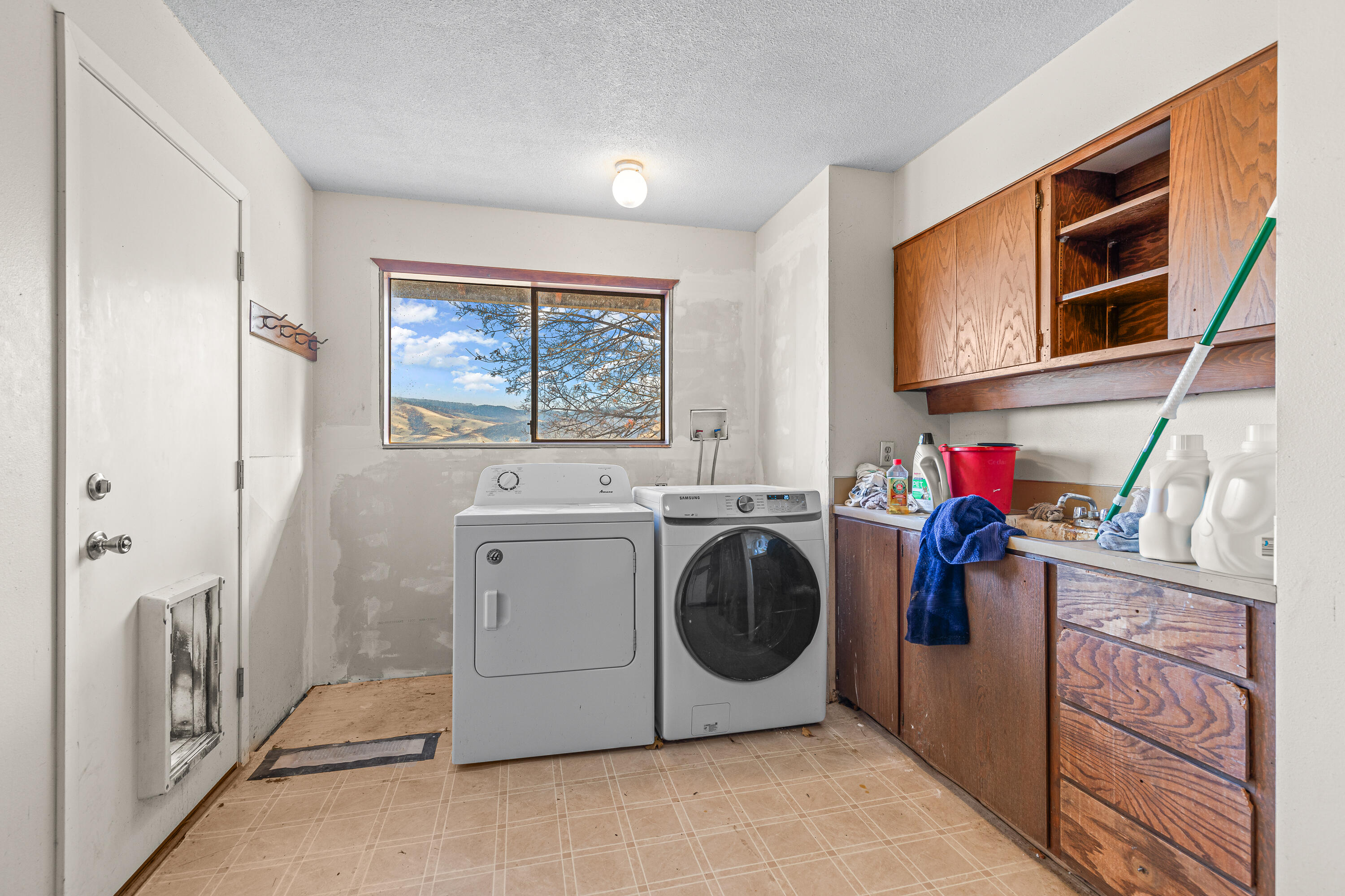4262 Clayton Road Ashland, OR 97520 - Photo 54 of 54 Utility Room/Mud Room.