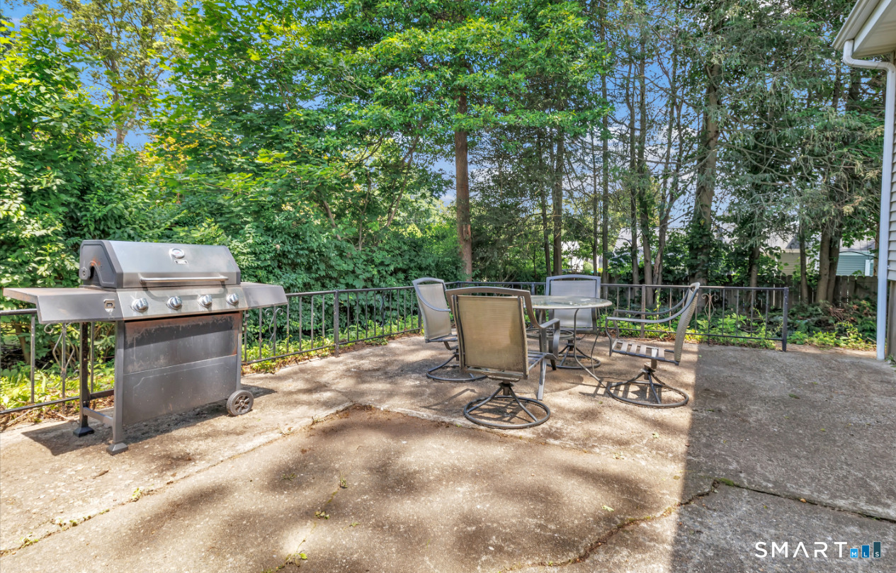 82 Crown Street Trumbull, CT 06611 - Photo 5 of 21