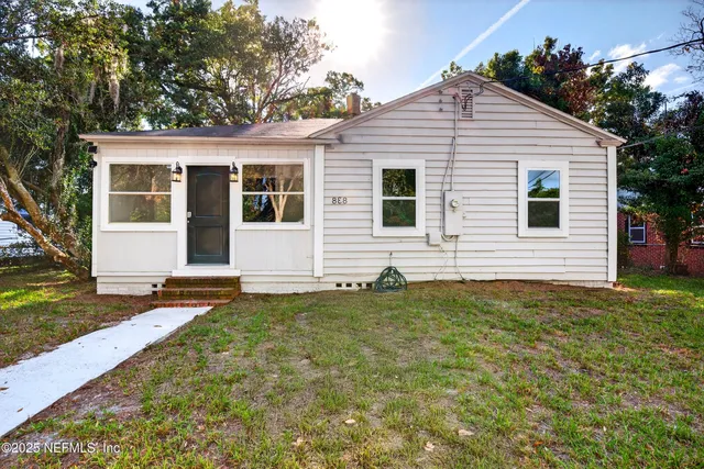 a view of a house with backyard and garden