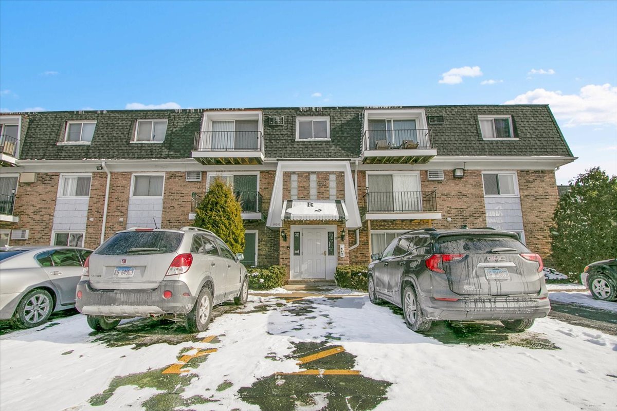 10310 Ridgeland Avenue, Unit 208 Chicago Ridge, IL 60415 - Photo 5 of 29 a front view of a house with a yard