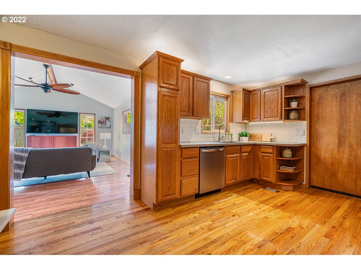 5372 Southeast Golden Road Hillsboro, OR 97124 - Photo 12 of 32 Gallery Image 12
