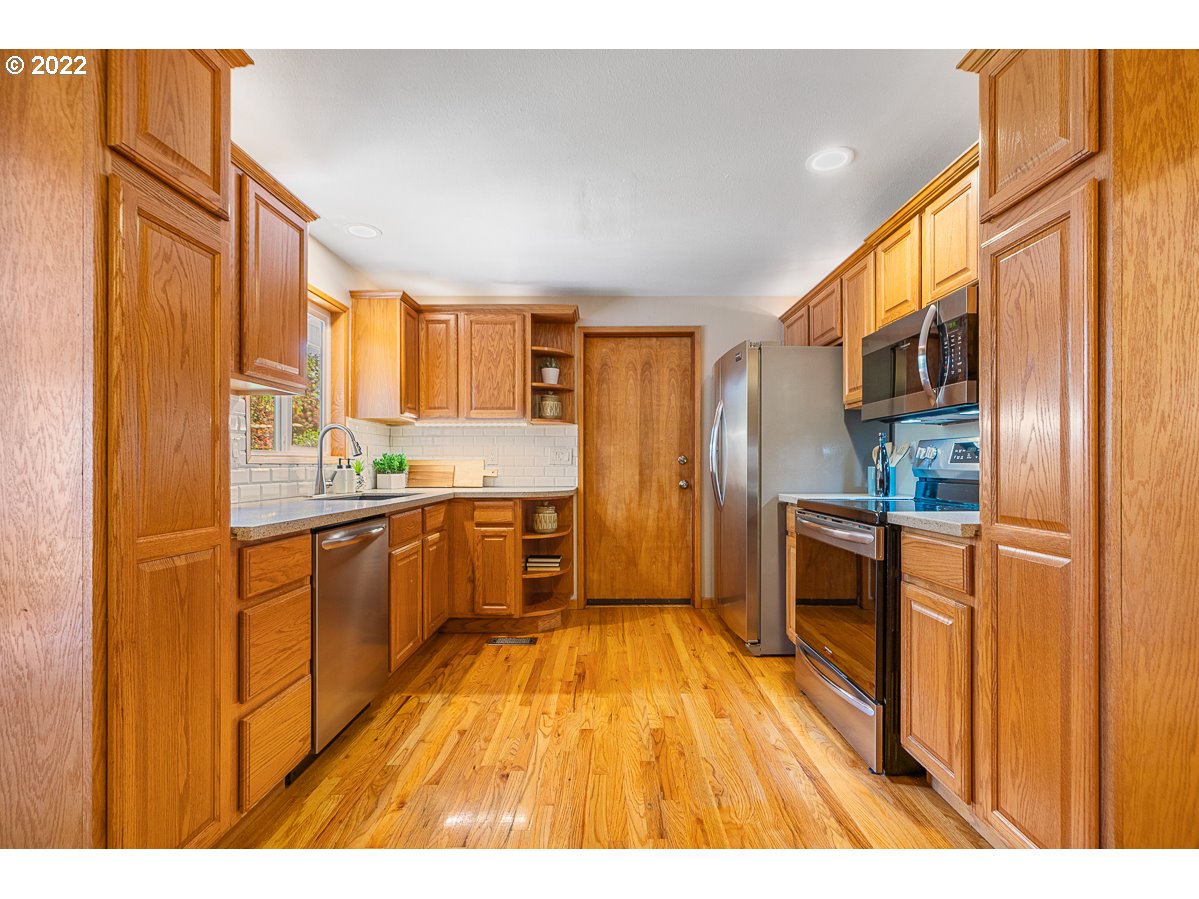 5372 Southeast Golden Road Hillsboro, OR 97124 - Photo 13 of 32 Gallery Image 13