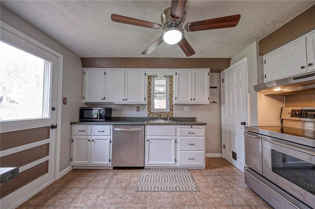 433 Sleepy Hollow Road Pittsburgh, PA 15228 - Photo 9 of 38